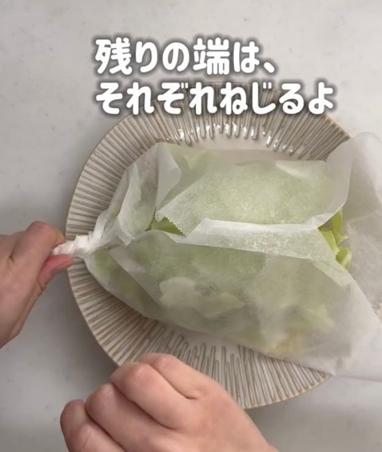 クッキングシートだけ！　フライパン不要の『ズボラ焼きそば』が「簡単すぎる」