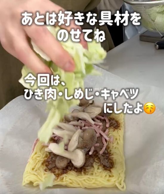 クッキングシートだけ！　フライパン不要の『ズボラ焼きそば』が「簡単すぎる」