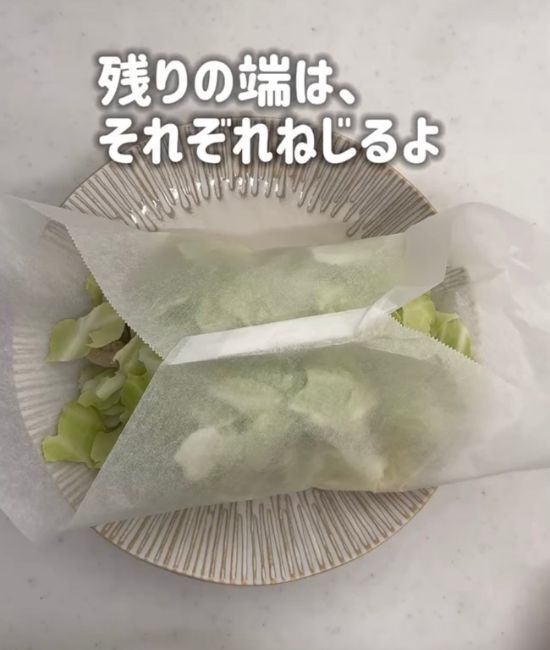 クッキングシートだけ！　フライパン不要の『ズボラ焼きそば』が「簡単すぎる」