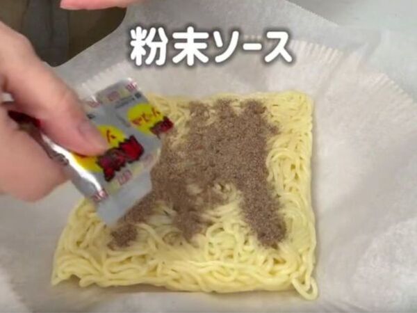 クッキングシートだけ！　フライパン不要の『ズボラ焼きそば』が「簡単すぎる」