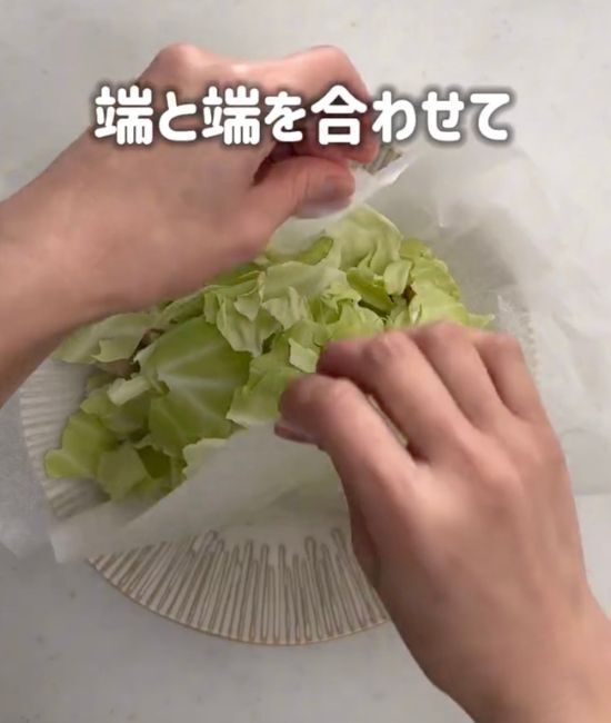 クッキングシートだけ！　フライパン不要の『ズボラ焼きそば』が「簡単すぎる」