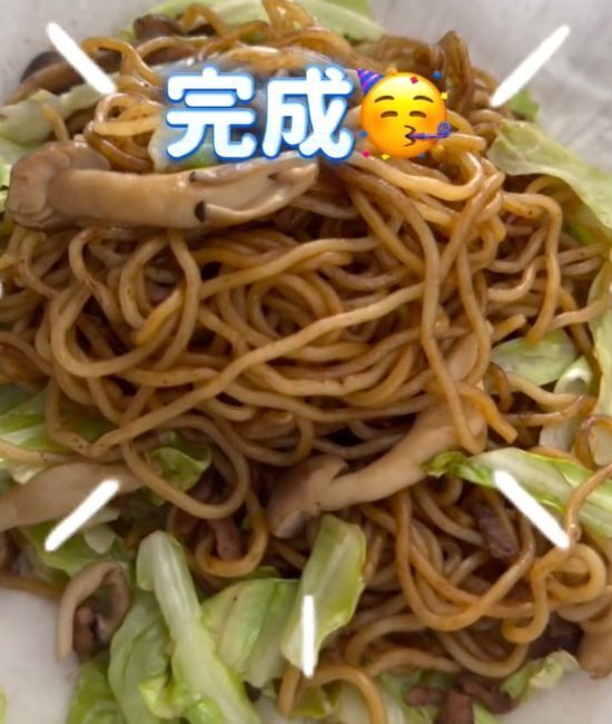 クッキングシートだけ！　フライパン不要の『ズボラ焼きそば』が「簡単すぎる」