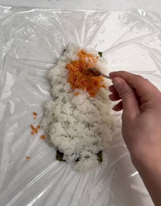 折りたたんで整えるだけ　『握らないおにぎり』の作り方に「爆速」「めちゃ簡単」