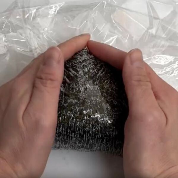 折りたたんで整えるだけ　『握らないおにぎり』の作り方に「爆速」「めちゃ簡単」