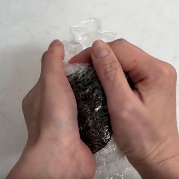 折りたたんで整えるだけ　『握らないおにぎり』の作り方に「爆速」「めちゃ簡単」