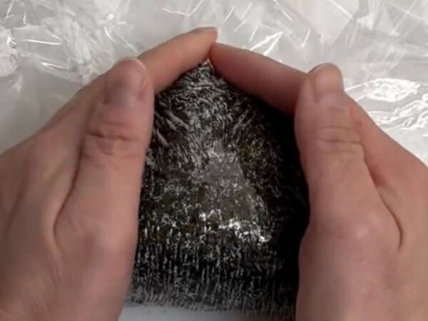 折りたたんで整えるだけ　『握らないおにぎり』の作り方に「爆速」「めちゃ簡単」