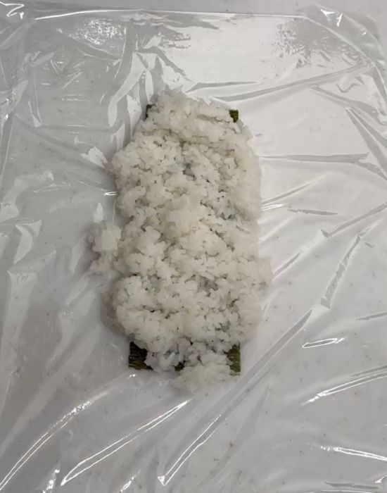 折りたたんで整えるだけ　『握らないおにぎり』の作り方に「爆速」「めちゃ簡単」