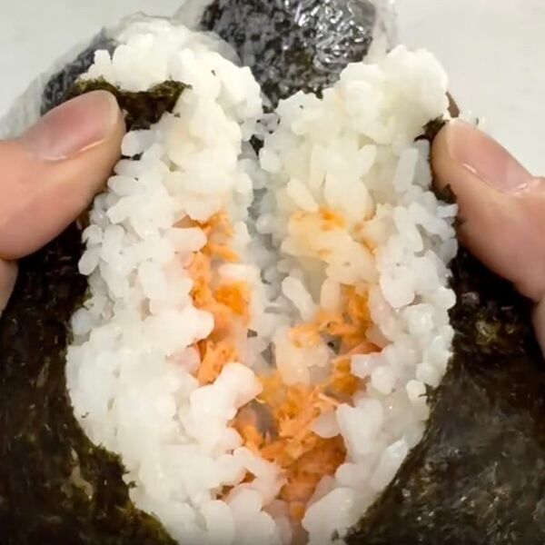 折りたたんで整えるだけ　『握らないおにぎり』の作り方に「爆速」「めちゃ簡単」