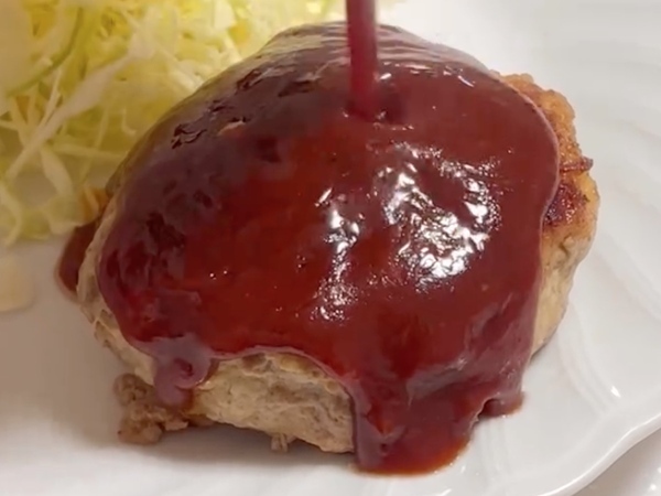 ハンバーグ作りでパン粉の代用品は？　発想に「そんな方法があったとは」