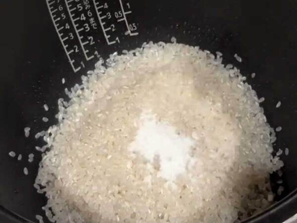 ご飯を炊く時、小さじ１杯ずつ入れると…　「おかずいらない」「止まらなくなる」