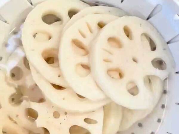 並べたレンコンの上に？　簡単にできる一品に「リピ確定」「これなら楽チン」