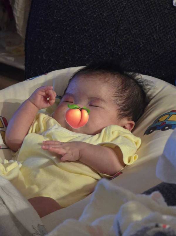 寝ている赤ちゃん　意外なポーズとは？「ありがたや」「ご利益ありそう！」