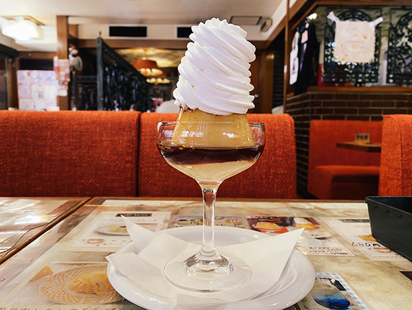 「食べる難易度がハンパない」 喫茶店で運ばれてきたプリンがこちら