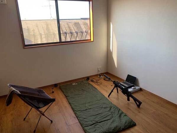 「家具を買わないので…」　部屋の光景に「笑った」「スナイパー？」