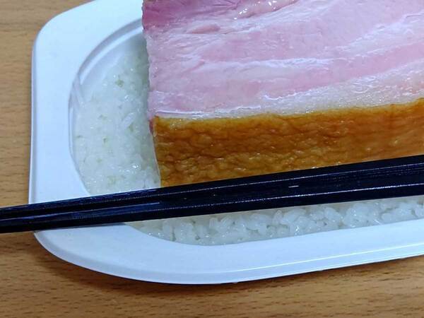 パックご飯の上にのせたのは…　「こういうのでいい」「一番好き」