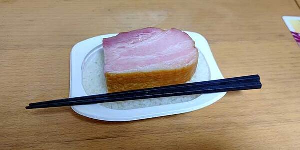 パックご飯の上にのせたのは…　「こういうのでいい」「一番好き」