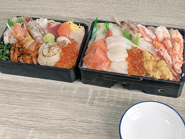 弁当を買った『３６歳独身男性』　机の上を見ると？「最高かよ」「これが勝ち組か」