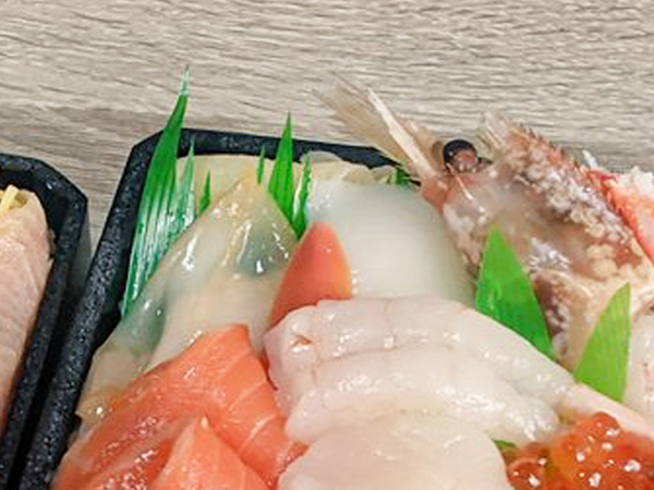 弁当を買った『３６歳独身男性』　机の上を見ると？「最高かよ」「これが勝ち組か」