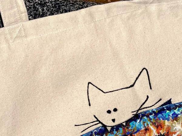 大学生「バッグに絵を描きました」　目を見張るデザインに「拡大して見ちゃった」「すごすぎる」