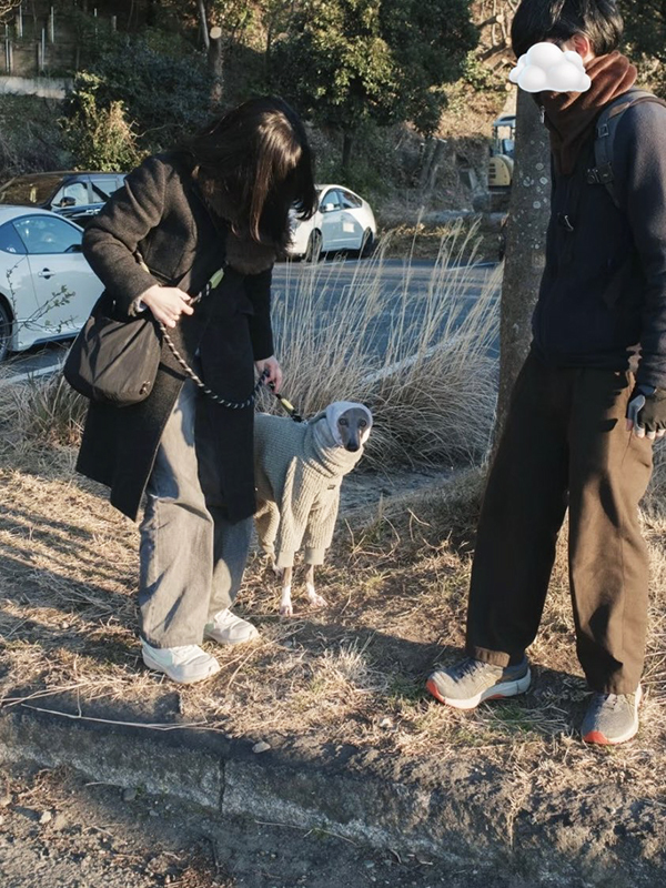 飼い主「防寒させてるだけなのに…」　犬の姿が？「そりゃガン見るする」「思わず拝んだ」