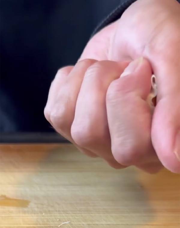 ワンタンの皮で『ウインナー』を巻いて…　絶品レシピに「これ絶対ウマい」「今夜作る」