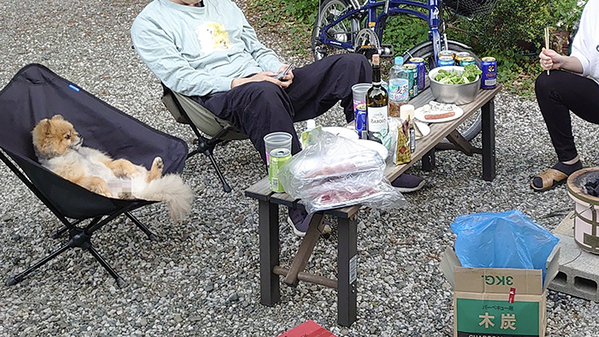 「庭でバーベキューをしました」　メンバーをよく見ると？「馴染みすぎだろ！」「おじさんの貫禄」