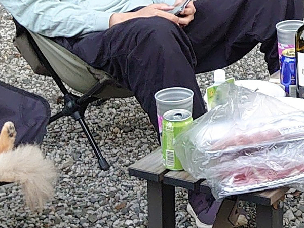 「庭でバーベキューをしました」　メンバーをよく見ると？「馴染みすぎだろ！」「おじさんの貫禄」