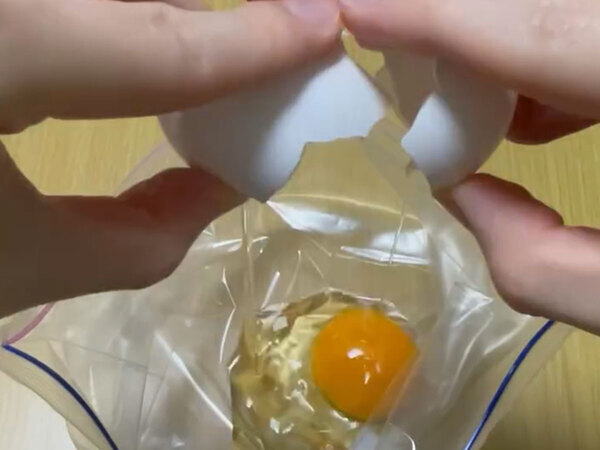 ジッパー袋に材料を入れて…　簡単すぎるスイーツ作りに「この発想はなかった」「今度やってみる」