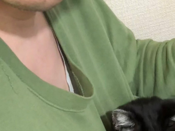 パジャマの首元が伸びてしまったけれど…？　『うらやましい』光景に「笑顔になった」