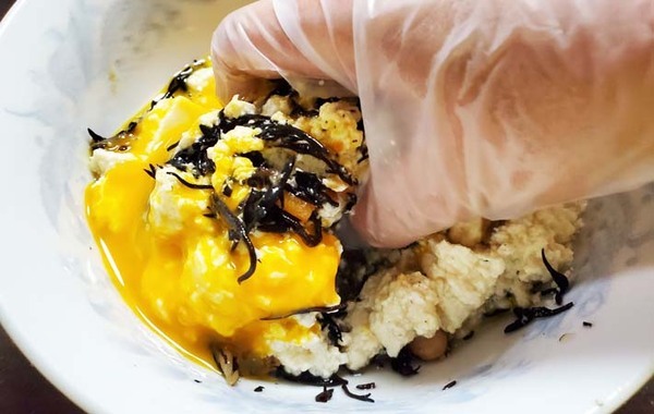 卵と豆腐と混ぜて…？　余ったひじきが「おいしいおかずに大変身！」