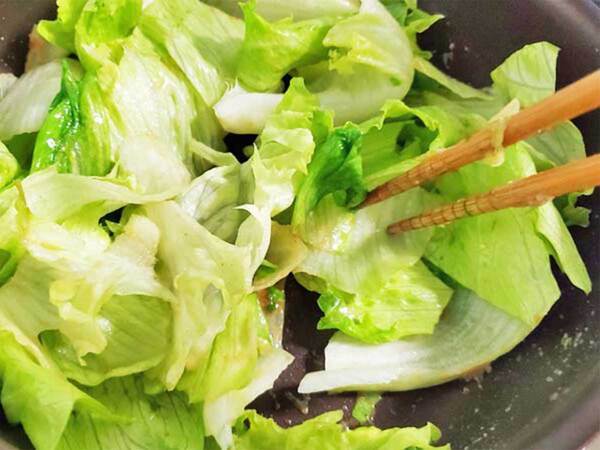 食べきれなかったレタスを大量消費！　企業が教える『無限ホットレタス』