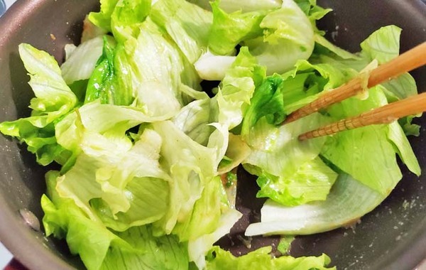 食べきれなかったレタスを大量消費！　企業が教える『無限ホットレタス』