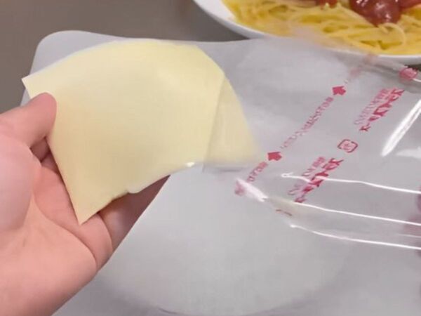 スライスチーズが粉チーズに早替わり！？　驚きのアイディアに「天才」