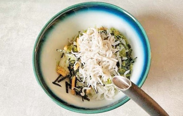 普通に食べるよりもたんぱく質が…　『お茶づけ海苔』のアレンジに「相性抜群だ」