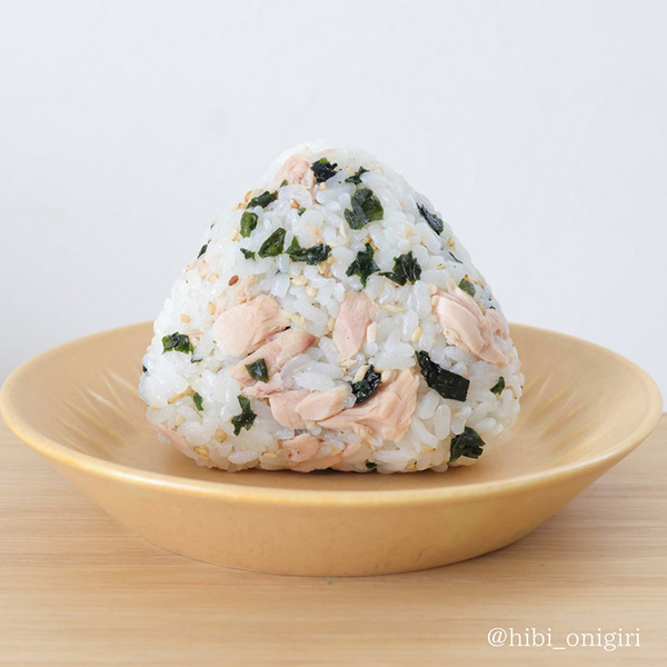 ワカメと一緒に混ぜたのは…？　おにぎりレシピに「絶対おいしい」「夜勤明けに食べます」