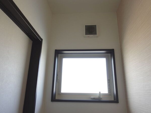 トイレの換気、窓を開けるのはNG？　ベストな方法に「なるほど」「習慣にします」