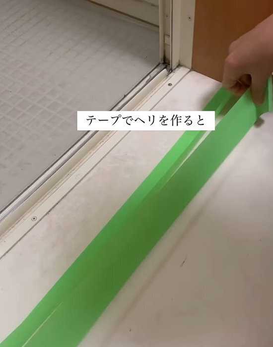 浴室のドアレール下に溜まった汚れ　強い洗剤なしで洗う方法に「これでいいんだ」「すごい」