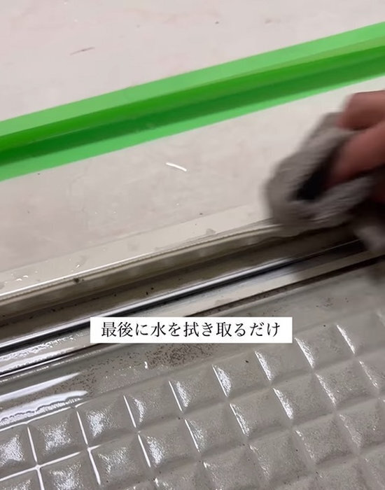 浴室のドアレール下に溜まった汚れ　強い洗剤なしで洗う方法に「これでいいんだ」「すごい」