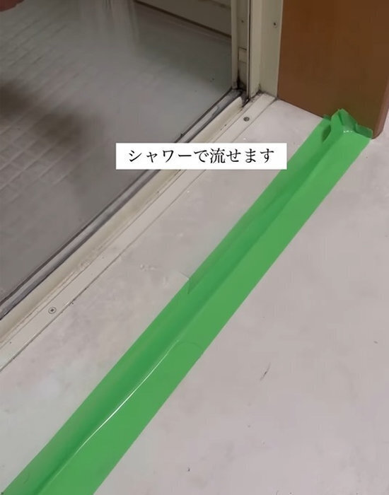 浴室のドアレール下に溜まった汚れ　強い洗剤なしで洗う方法に「これでいいんだ」「すごい」