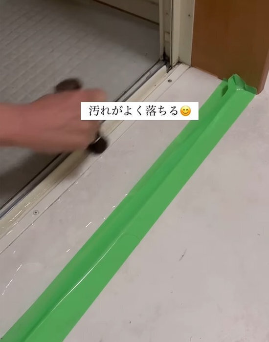 浴室のドアレール下に溜まった汚れ　強い洗剤なしで洗う方法に「これでいいんだ」「すごい」