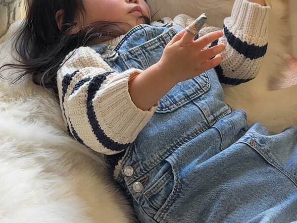 『顎クイ』する２歳娘　まさかの相手に「笑った」「表情が…」