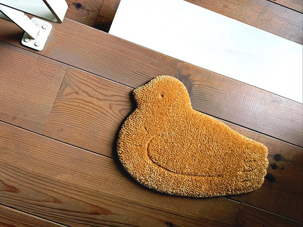 「ラグにしたらかわいいんじゃないかと…」　女性が作った作品に「天才すぎる」