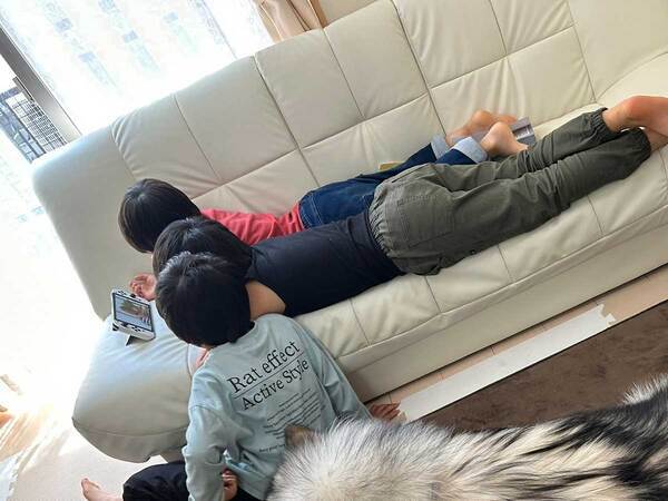 遊んでいる子供たちの横を見ると…　脳がバグる１枚に「すっごい存在感」