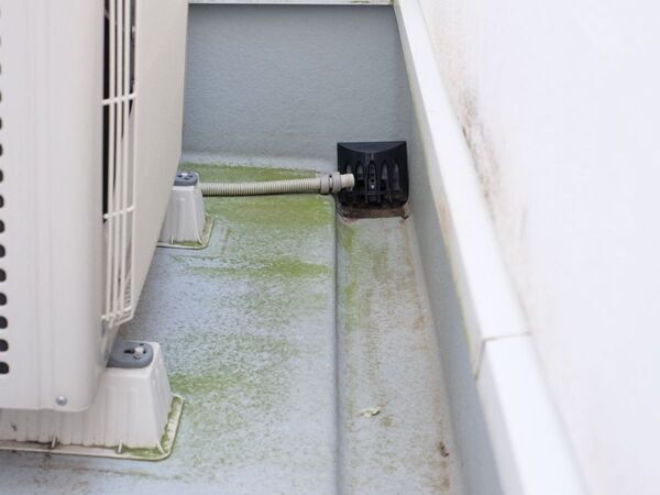 雨天時の悲劇を防ぐ！　ベランダやバルコニー排水口の掃除テクニック