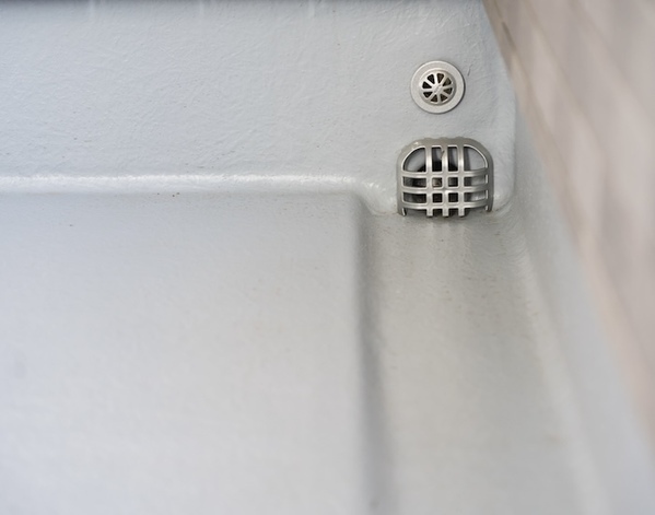 雨天時の悲劇を防ぐ！　ベランダやバルコニー排水口の掃除テクニック