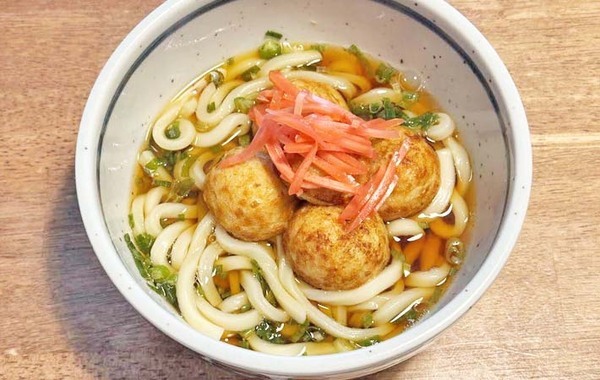 おいしくて夫が「もう単品で食べたくない」　冷凍うどんにトッピングした『食材』は…？