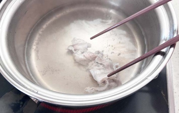 豚肉はフライパンで炒める前に…？　「弁当にピッタリ」「白く浮かない！」