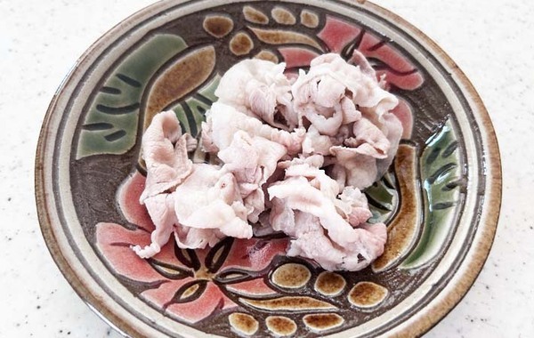 豚肉はフライパンで炒める前に…？　「弁当にピッタリ」「白く浮かない！」