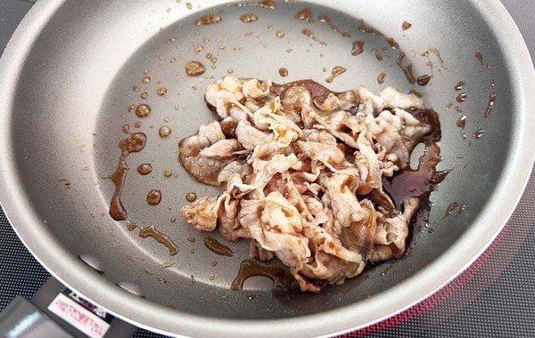 豚肉はフライパンで炒める前に…？　「弁当にピッタリ」「白く浮かない！」