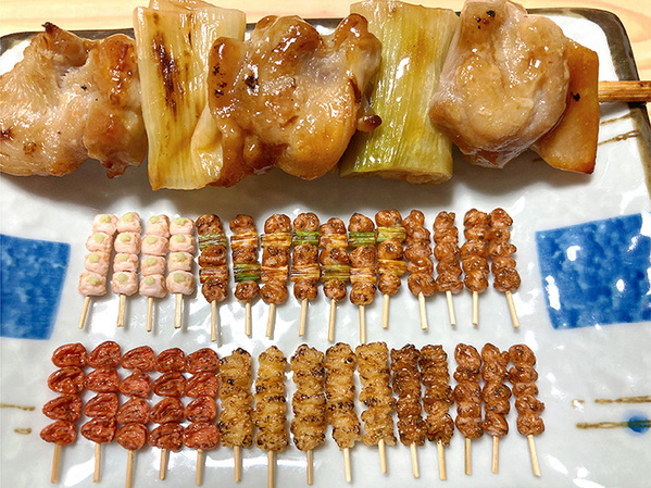 きれいに並ぶおいしそうな焼き鳥　その上に？「目がバグる」「う、うそだろ…」